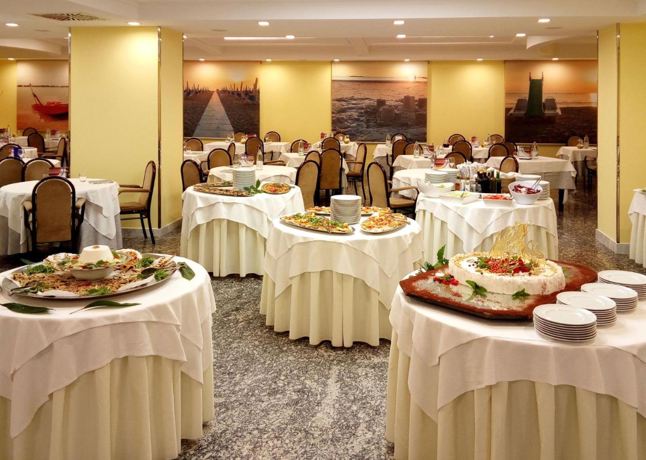 Hotel Vittoria Riccione Esterno foto