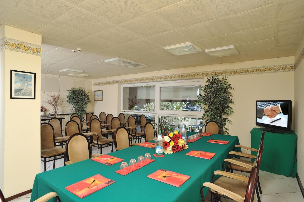 Hotel Vittoria Riccione Esterno foto