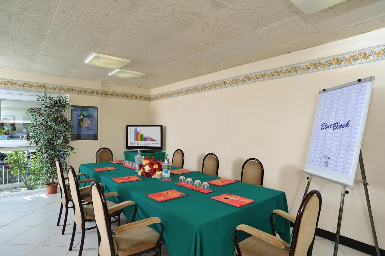 Hotel Vittoria Riccione Esterno foto