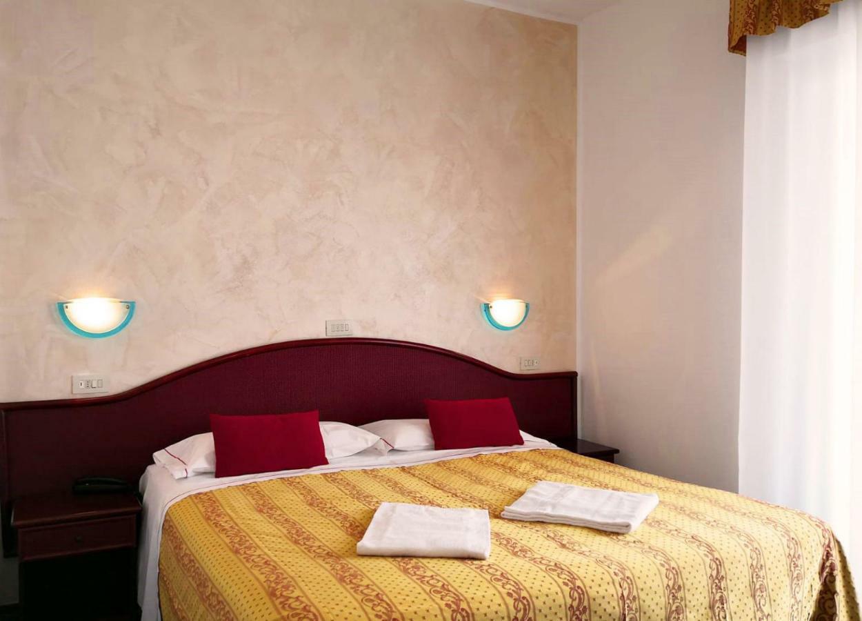 Hotel Vittoria Riccione Esterno foto