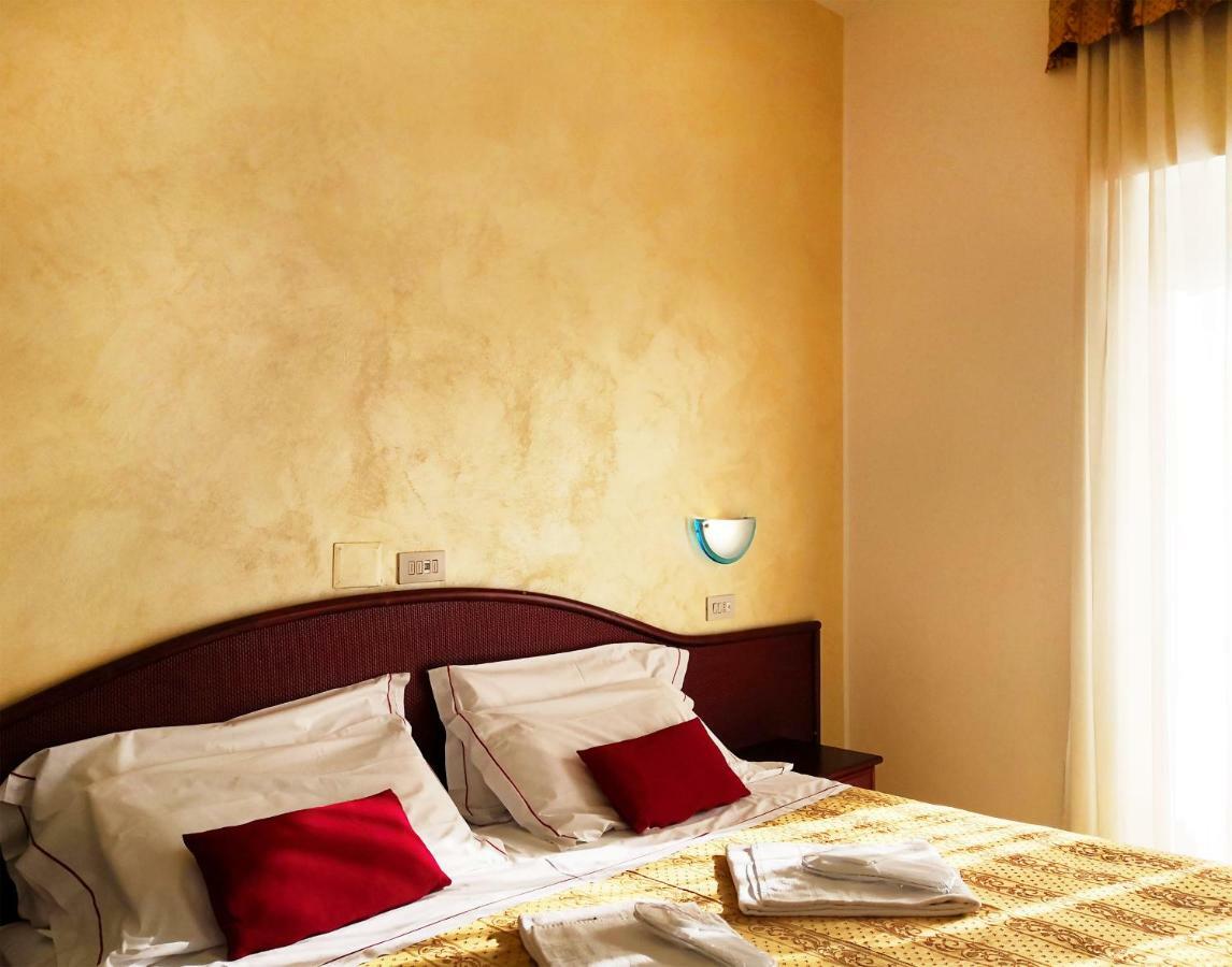 Hotel Vittoria Riccione Esterno foto